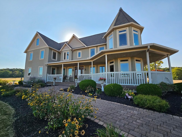 view of front of property featuring a porch