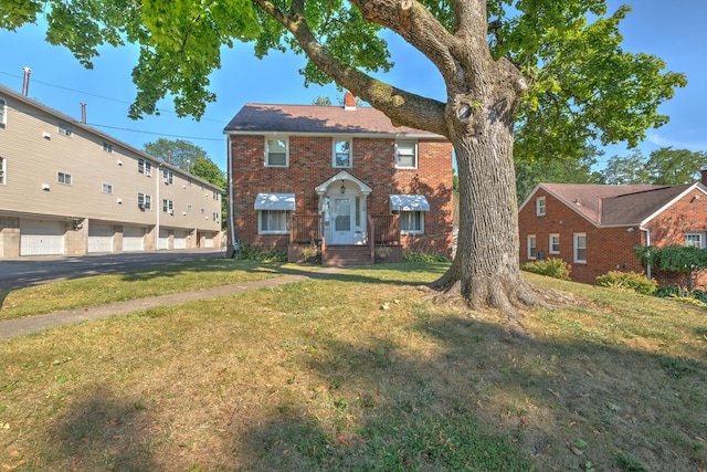 view of front facade featuring a front lawn