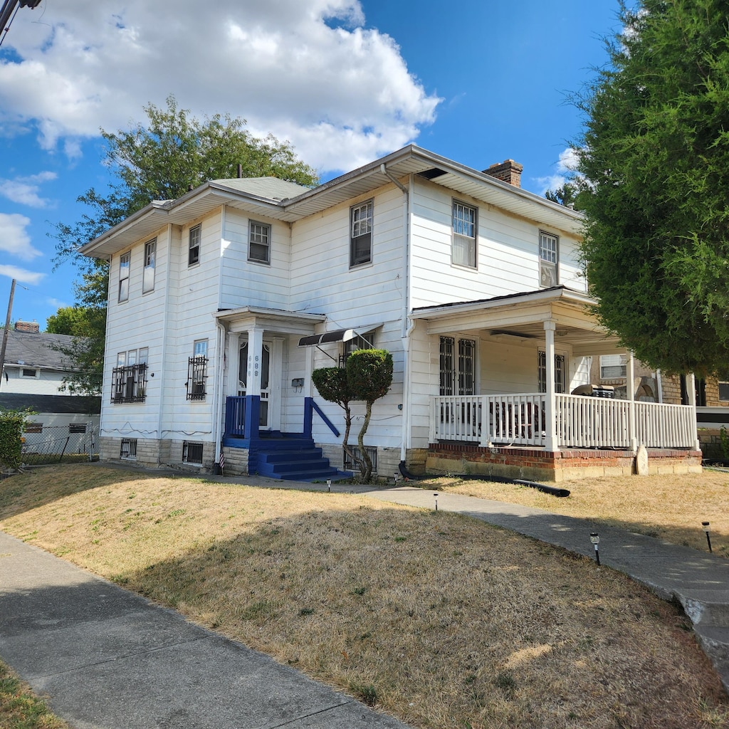 view of front of house featuring a front lawn and covered porch