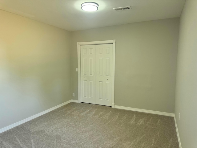 unfurnished room featuring carpet