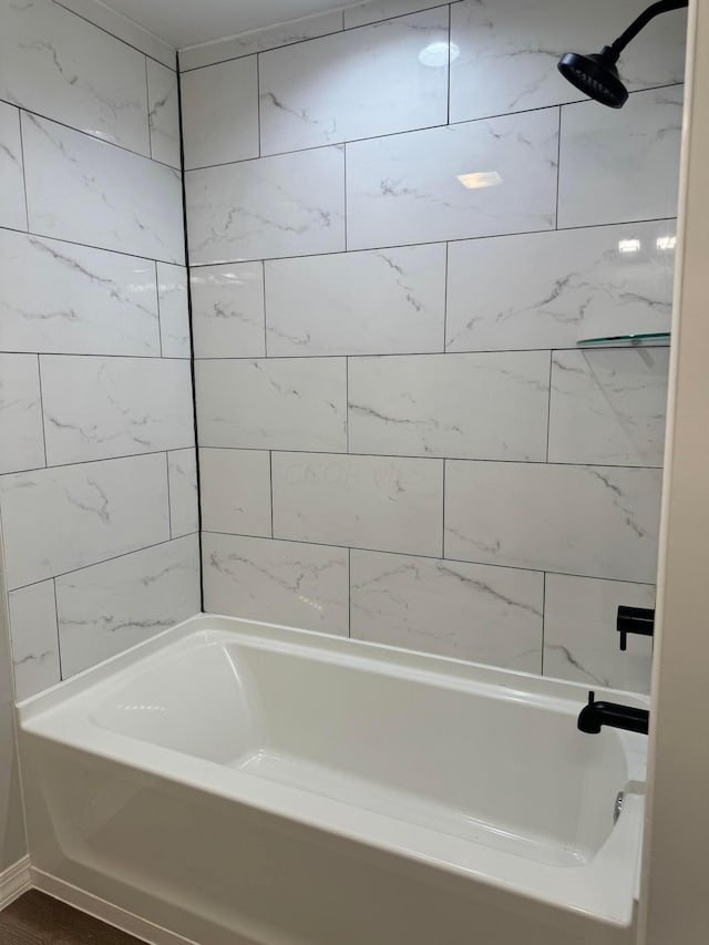 bathroom with tiled shower / bath