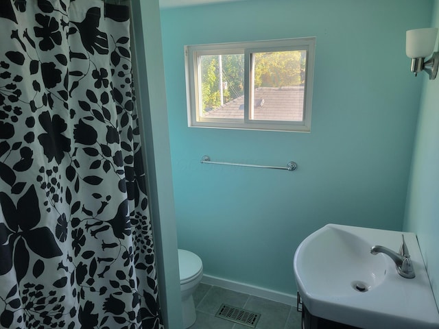 859 Gladden Rd, Grandview Heights, OH 43212 - full bathroom featuring toilet, tile patterned floors, vanity, a shower with curtain, and baseboards