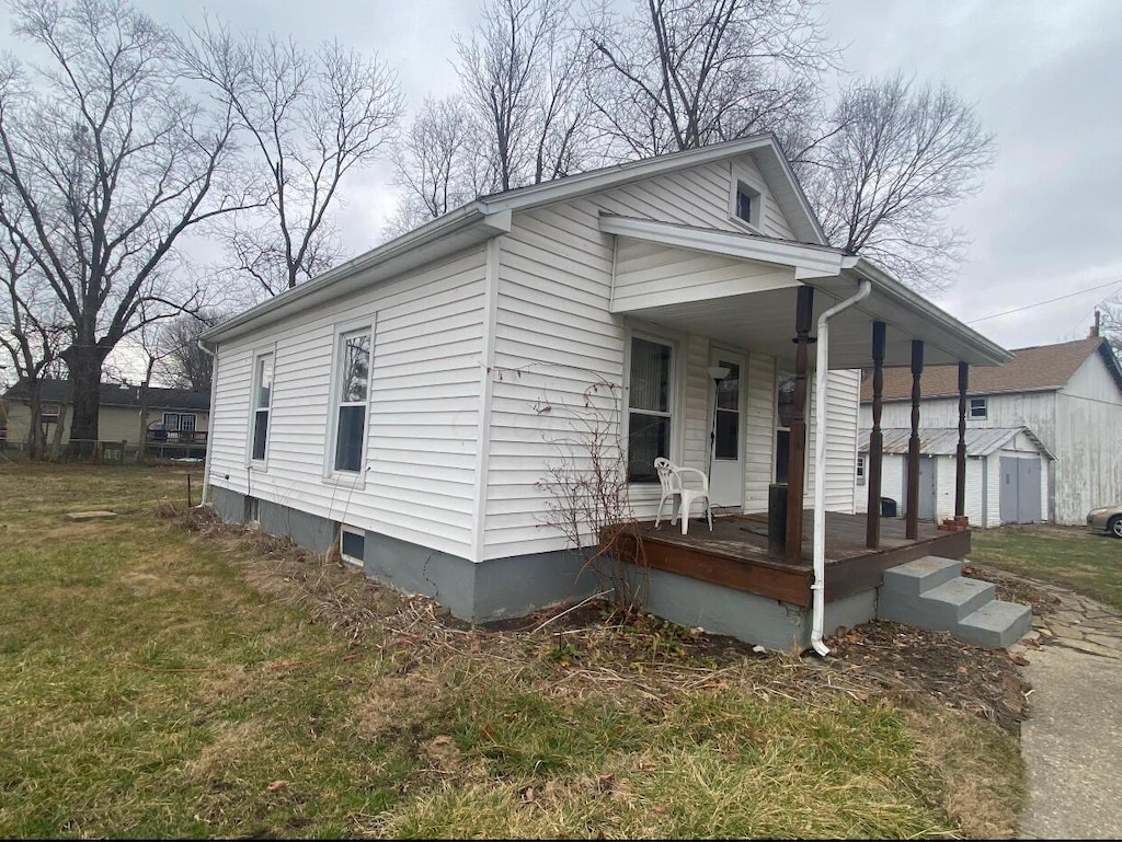 view of front of property with a porch and a front yard