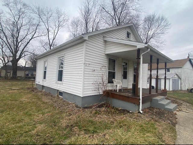 view of front of property with a porch and a front yard