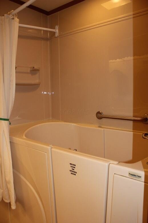 bathroom with shower / tub combo with curtain