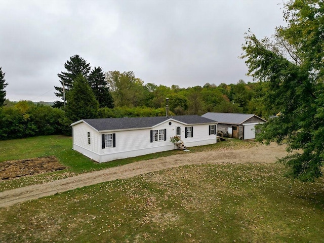 view of front facade with a front yard