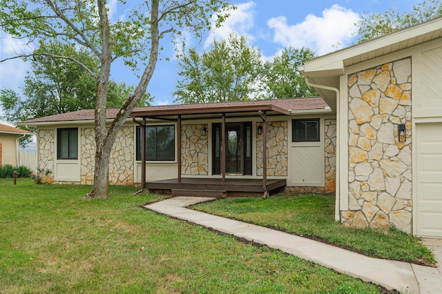 view of front of home with covered porch and a front lawn