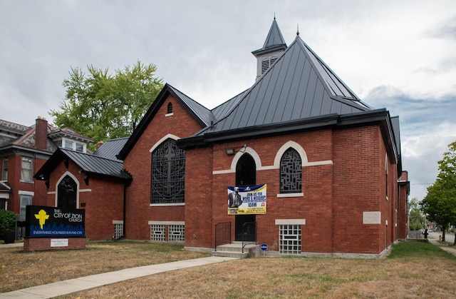 view of front of property with a front lawn