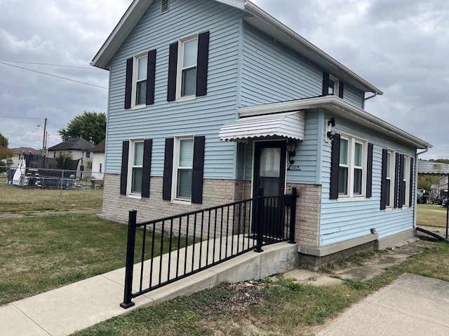 view of front of home featuring a front lawn