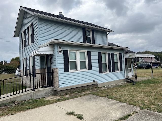 view of front of house with a front lawn