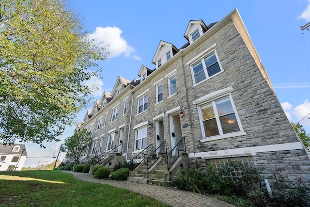 view of front of property featuring a front yard