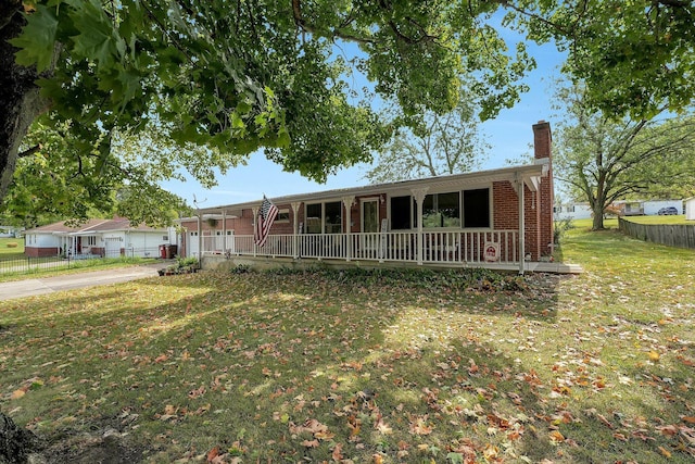 view of front facade featuring a front yard