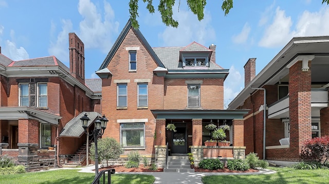 view of front facade featuring a front lawn