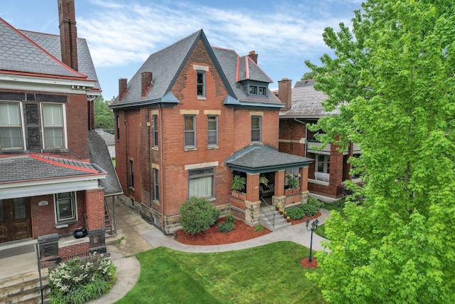 view of front of house featuring covered porch and a front lawn