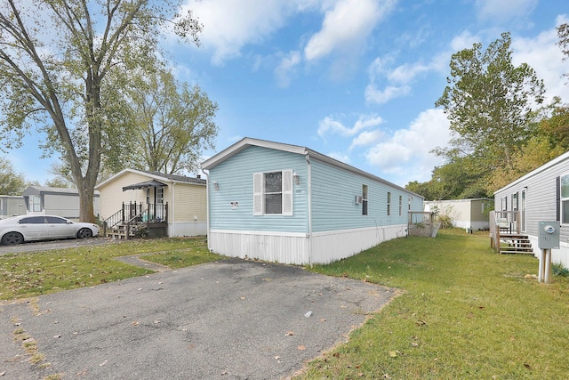 manufactured / mobile home featuring a front yard