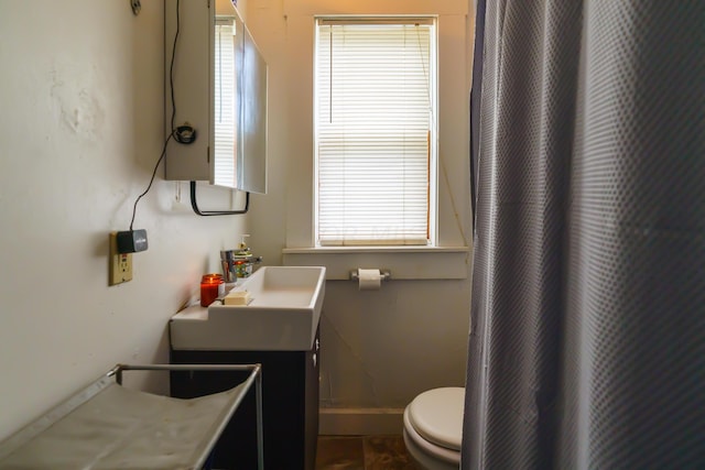 326-328 Wyandotte Ave, Columbus, OH 43202 - full bathroom with vanity and curtained shower