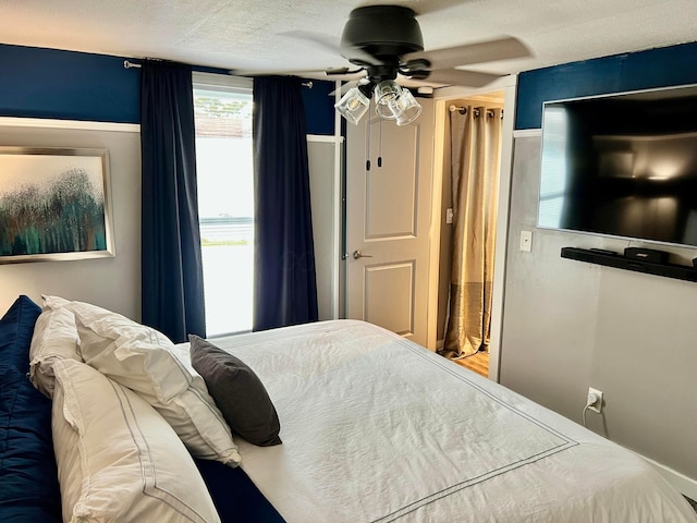 bedroom featuring ceiling fan and a textured ceiling