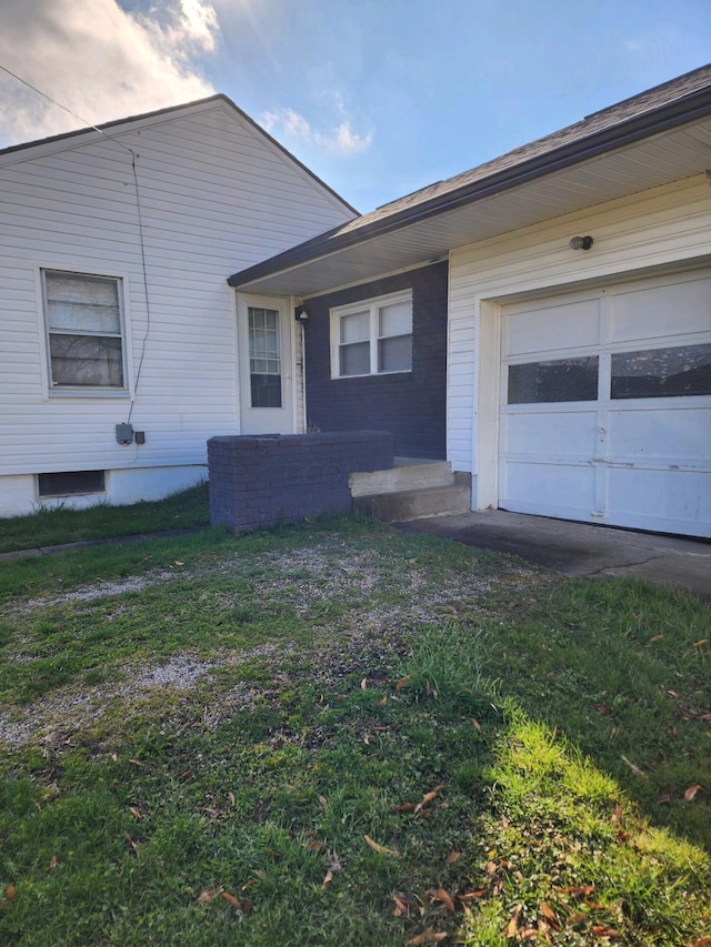 view of front facade with a garage and a front yard