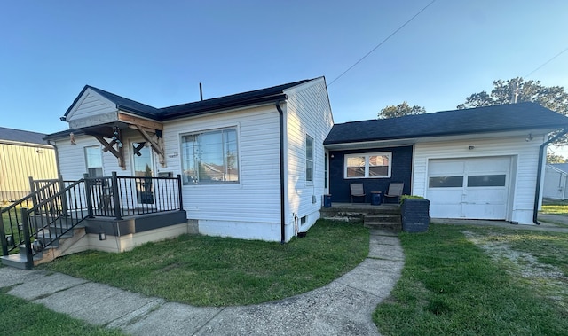 view of front of home with a front lawn and a garage