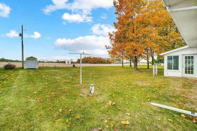 view of yard featuring a storage unit