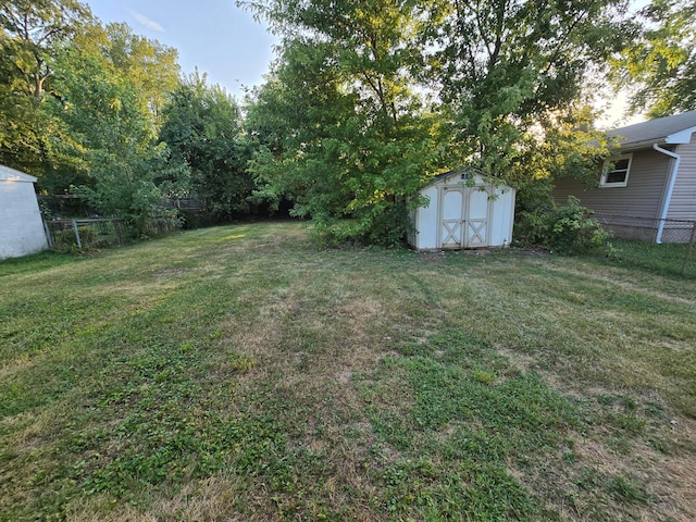 view of yard with a storage unit