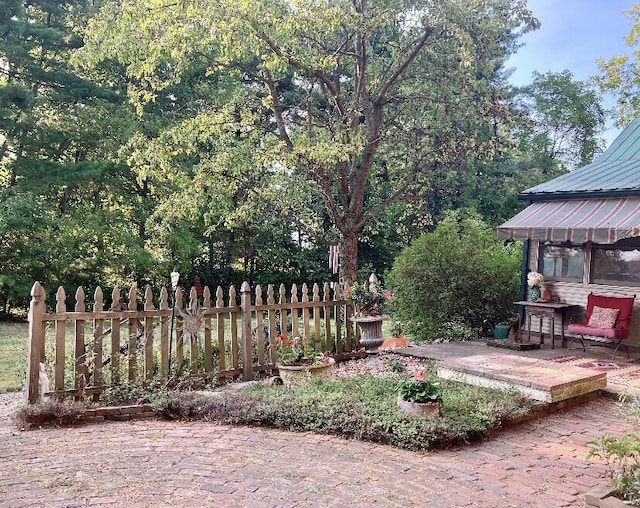 view of yard featuring a patio area