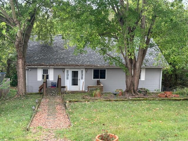 view of front facade with a front yard