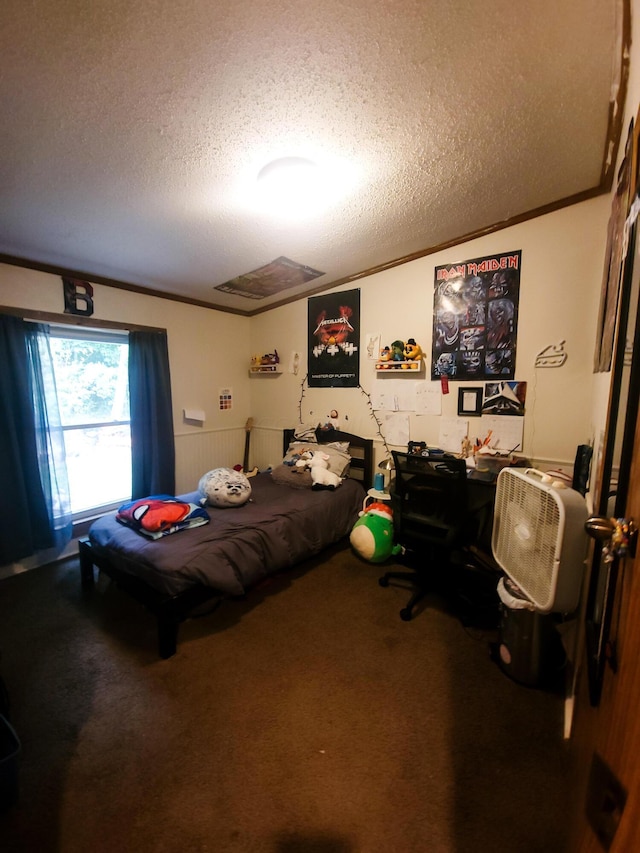 bedroom featuring carpet flooring, crown molding, and a textured ceiling