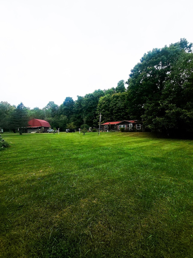 view of property's community featuring a lawn