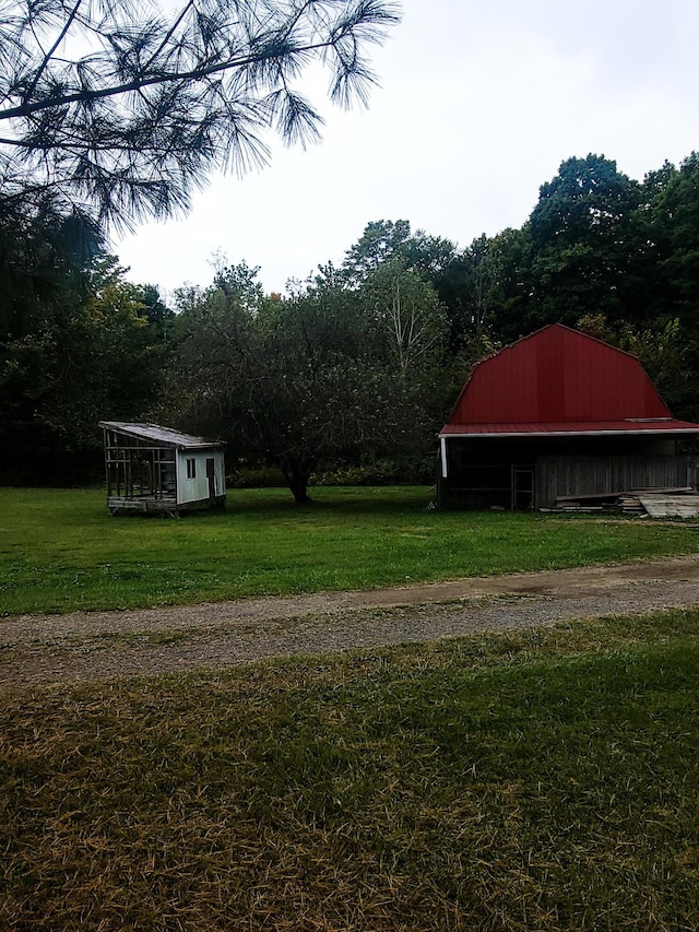 view of yard with an outdoor structure