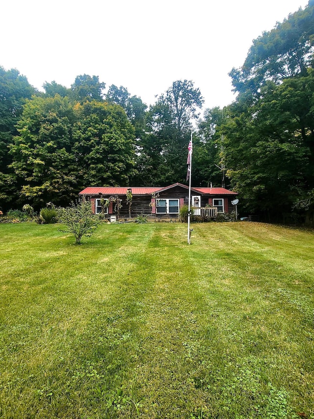 view of front of property with a front yard