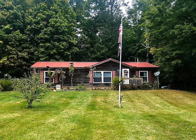 view of front facade featuring a front yard