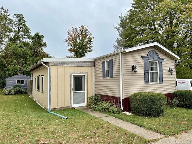 view of front of property featuring a front yard