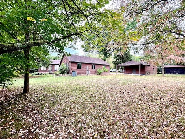 view of yard featuring an outbuilding