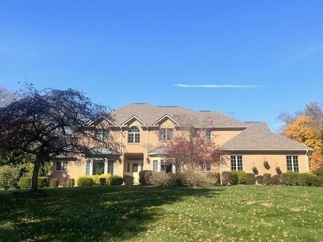 view of front facade featuring a front yard