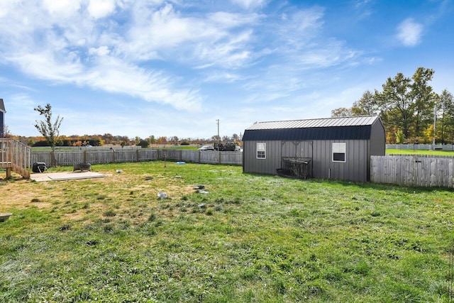 view of yard with an outbuilding