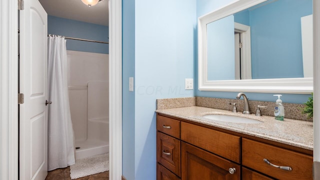 bathroom featuring a shower with shower curtain and vanity