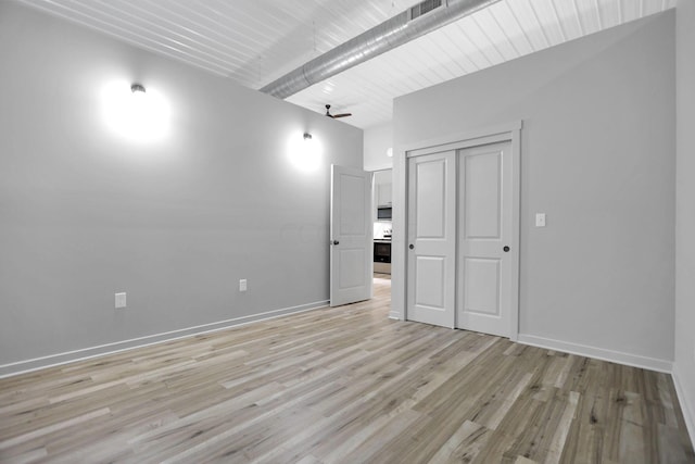 unfurnished room featuring light hardwood / wood-style flooring and ceiling fan