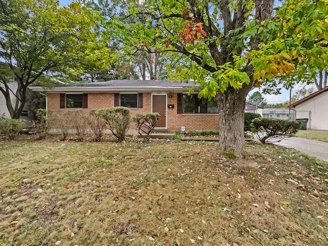 ranch-style house featuring a front yard