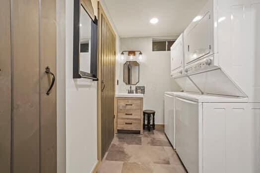 washroom featuring sink and stacked washer and dryer