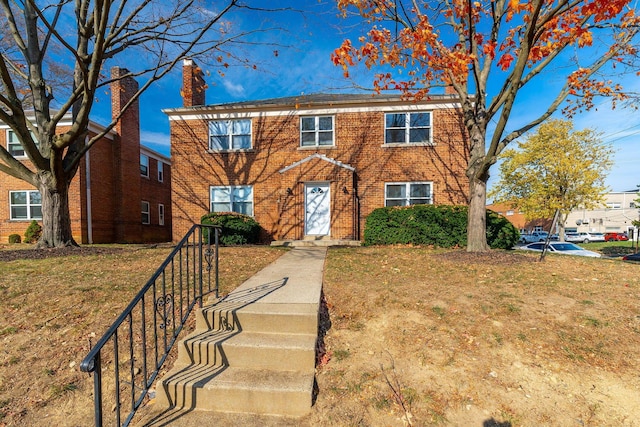 view of front of house featuring a front lawn