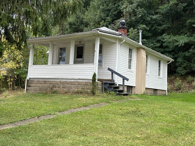 view of front facade featuring a front lawn and covered porch