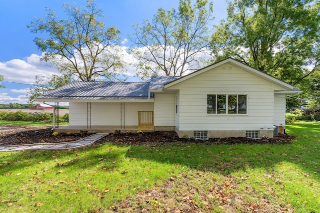 back of house featuring a yard