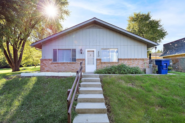 view of front of home featuring a front lawn