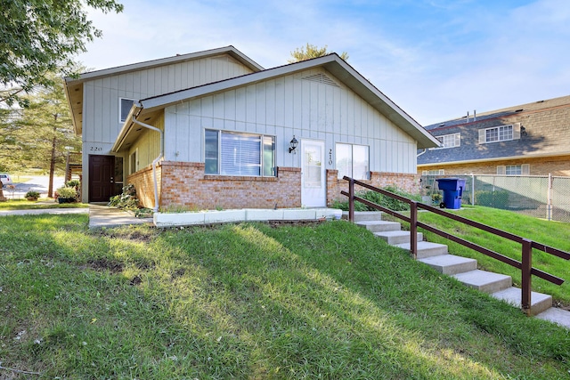 view of front of house with a front lawn