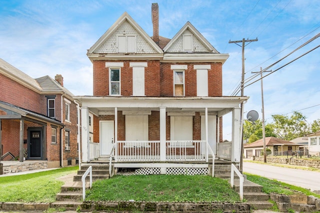 view of front of house featuring a porch and a front yard