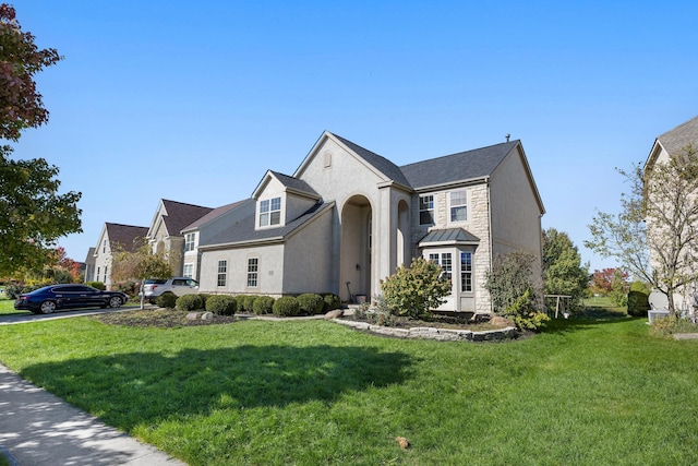 view of front of property featuring a front yard