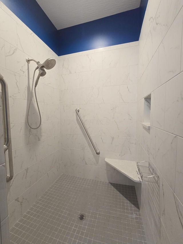 bathroom featuring a tile shower