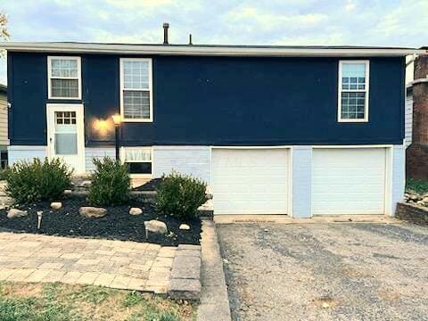 view of front facade with a garage