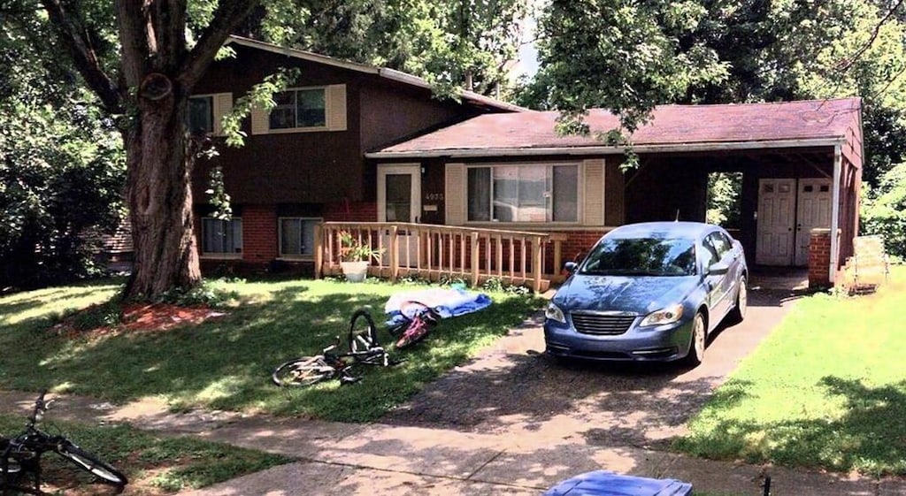 view of front of property with a front yard